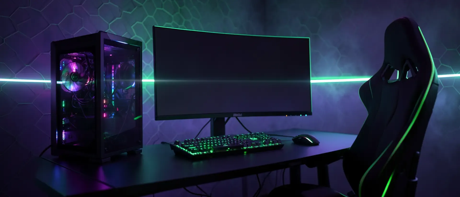 Ein futuristisches Gaming-Setup in Cyberpunk-Optik mit violettem Licht, einem Ultrawide-Monitor und neon-grünen Akzenten in einer nebligen Atmosphäre.