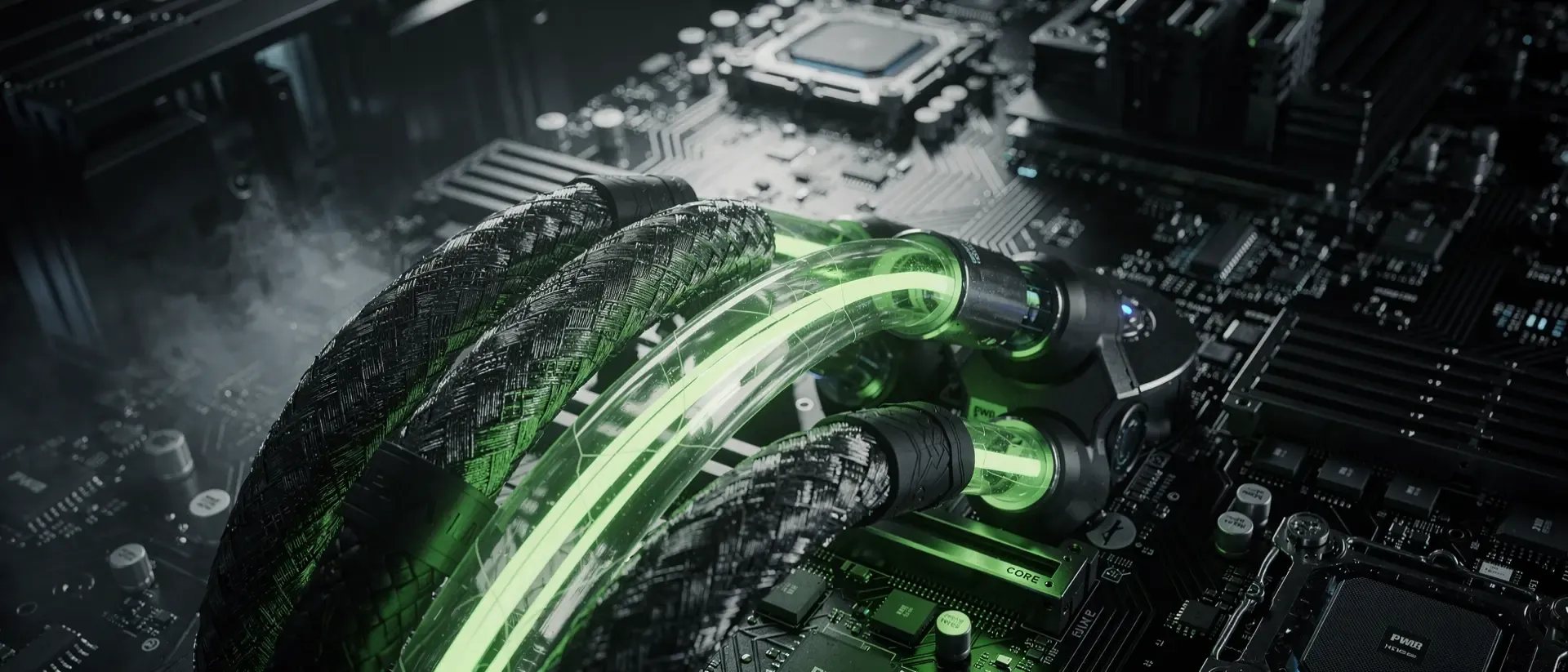 Makroaufnahme von futuristischen Cyberpunk-Stromkabeln mit pulsierenden, neongrünen Glasfaser-Akzenten vor einem dunklen, metallischen Schaltkreis.