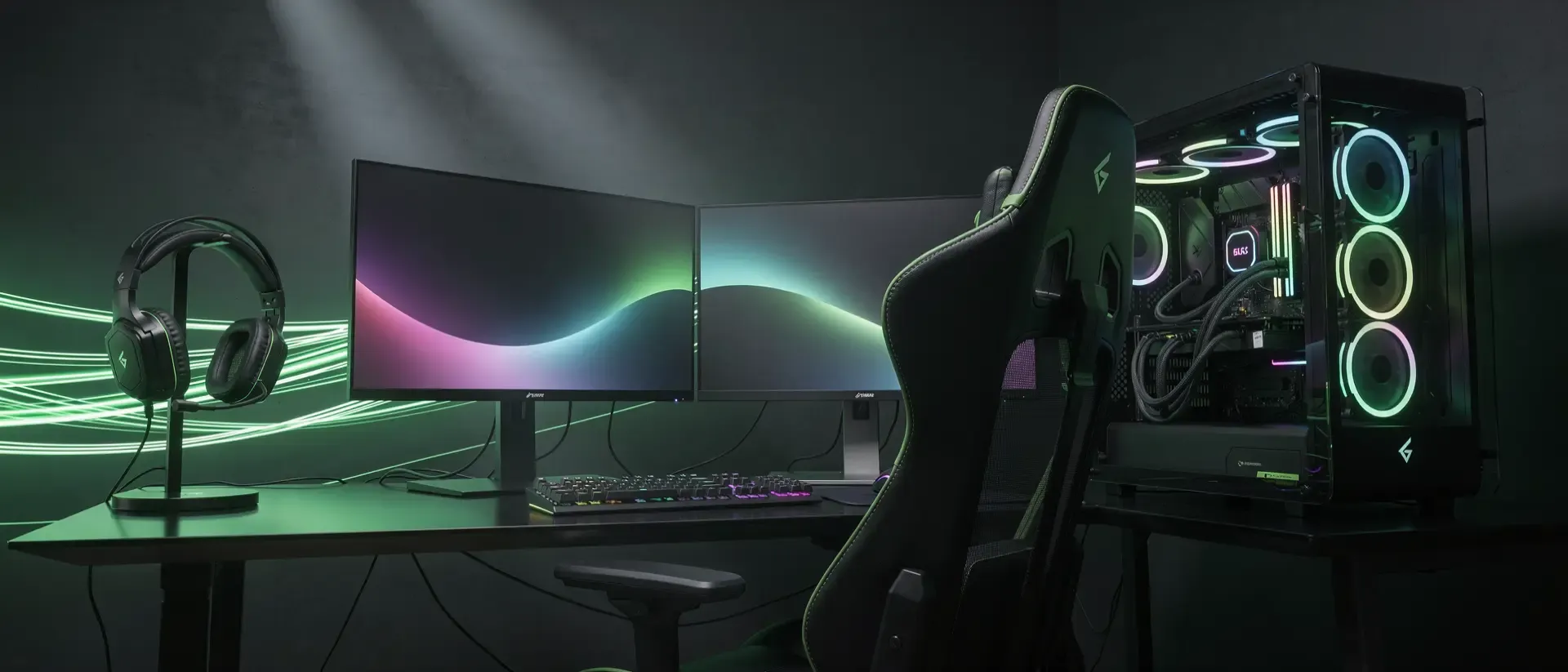 Futuristisches Gaming-Setup mit mehreren Monitoren und RGB-Beleuchtung vor einem dunklen Hintergrund mit leuchtenden, neongrünen Lichtspuren.